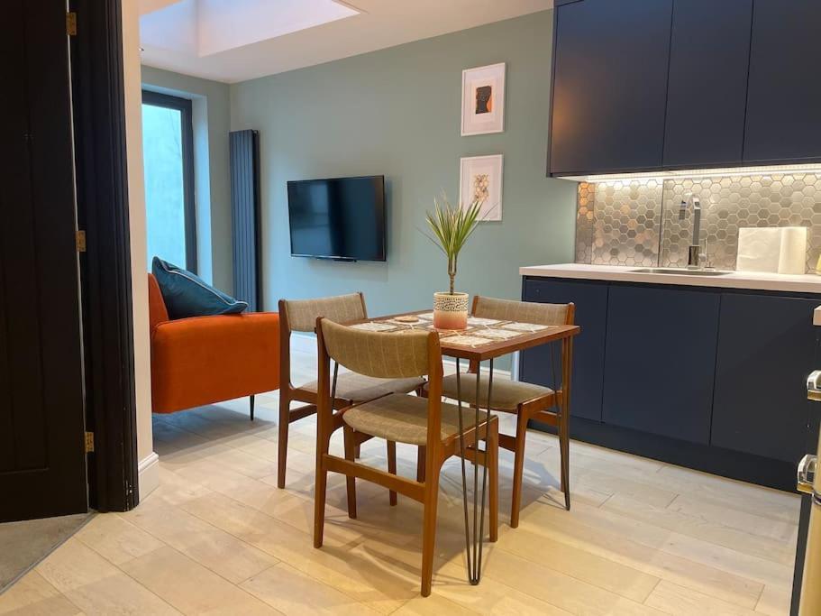 Pillow Menu! 1 Bed Garden Flat Finsbury Park ロンドン エクステリア 写真